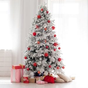 come decorare l'albero di natale bianco e rosso 