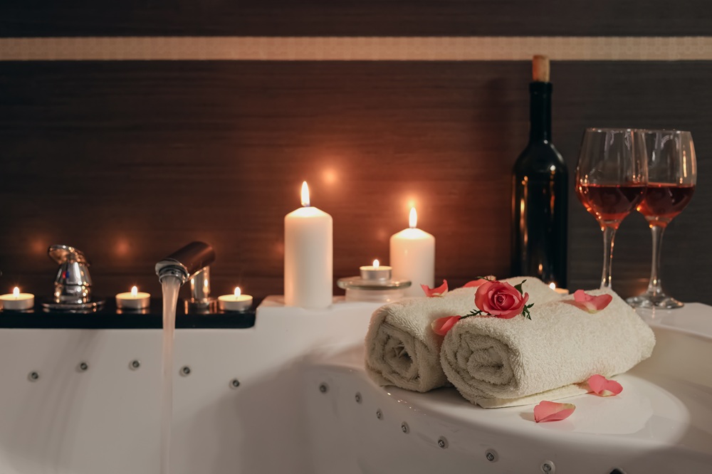 bagno decorato per San Valentino con luci soffuse