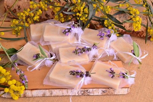 Sacchetti con sapone profumato regalo con mimosa e lavanda preparati per un evento dedicato alla festa della donna