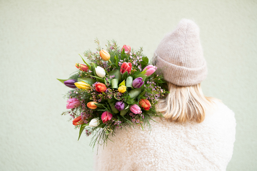 Ragazza che tiene un mazzo di tulipani per la festa della mamma in Olanda