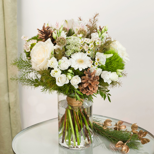 Bouquet di fiori bianchi e verdi in vaso come decorazione floreale elegante per la Festa della Mamma