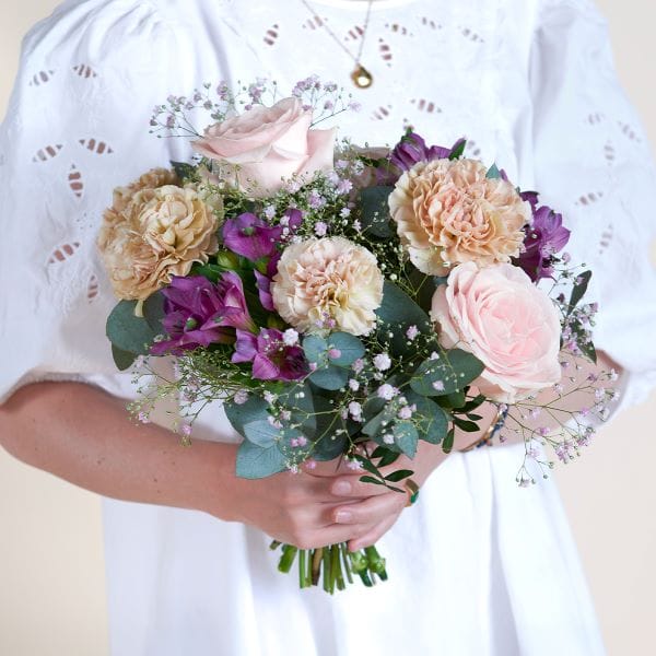 Bouquet di fiori con garofani arancioni