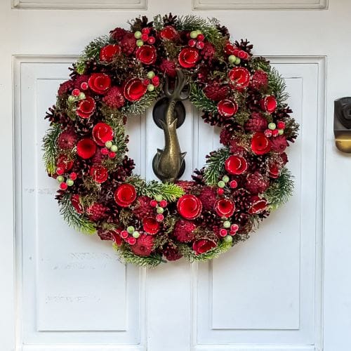 Ghirlanda di Natale appesa alla porta d'ingresso