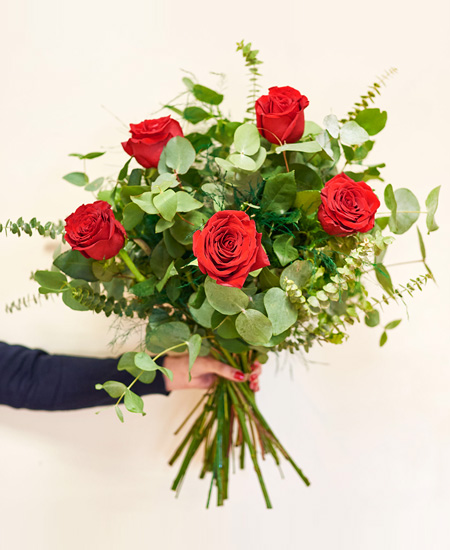 Cinque rose rosse 