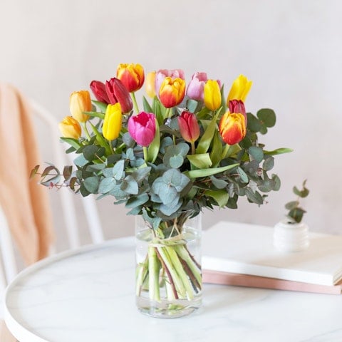 Rose ranuncoli tulipani » Fiorista a Tolmezzo. Acquisto online, invio e  consegna a domicilio di fiori e piante a Tolmezzo.
