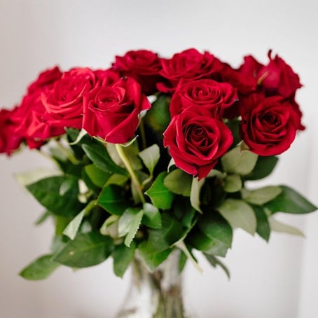 Rosso passione  San valentino, Rosa rossa, Composizioni floreali semplici