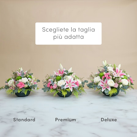 Illustrazione Romantica Di Gigli Bianchi Con Foglie D'oro Illustrazione