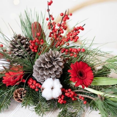 Ghirlanda come centrotavola con pigne