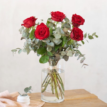 Cinque rose rosse