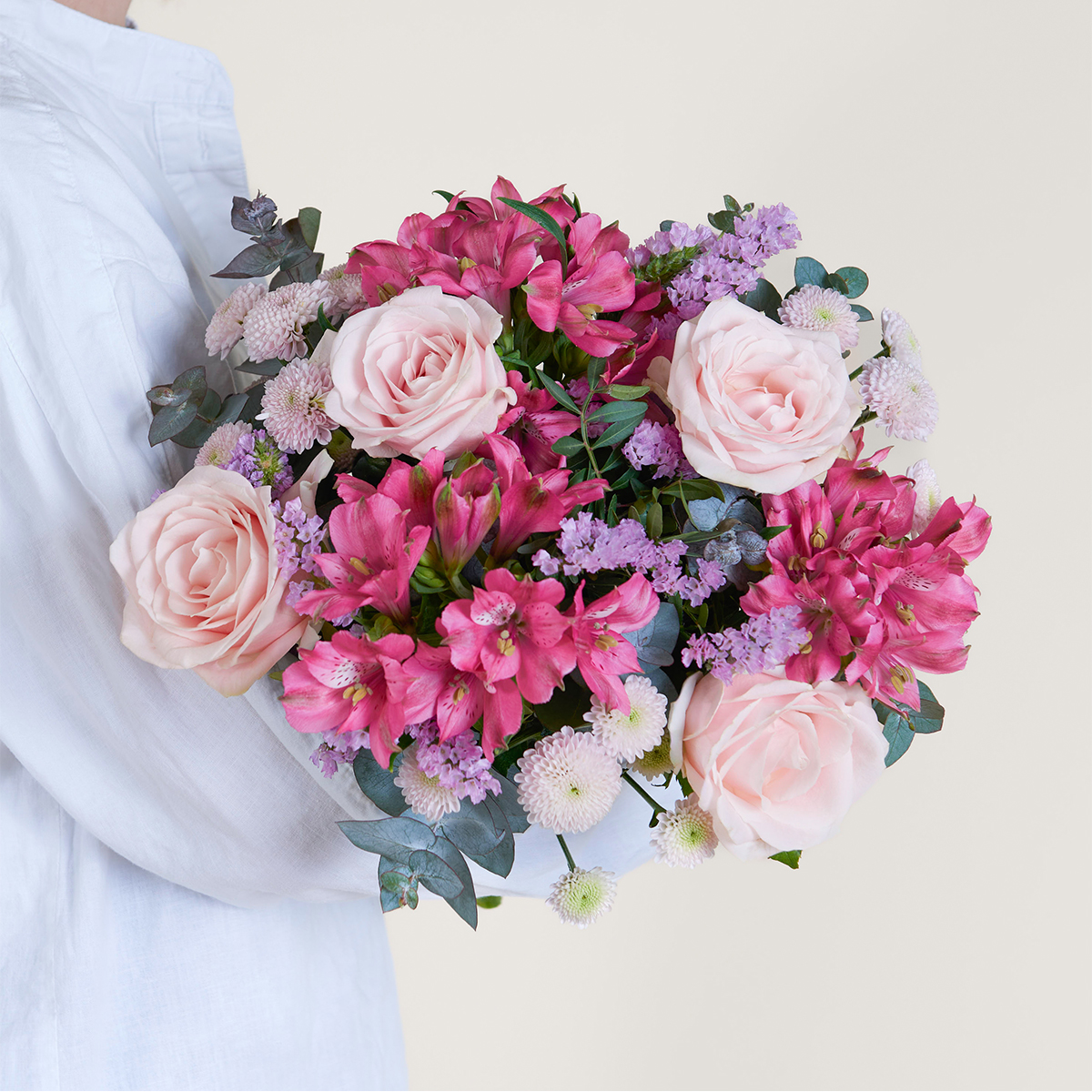 Interflora Roses Potted Bouquet di fiori rosa con rose, alstroemeria ed eucalipto | Interflora
