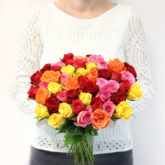 Bouquet di rose corte multicolore